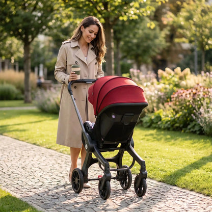 maman cafe en main poussant bébé dans poussette bébé